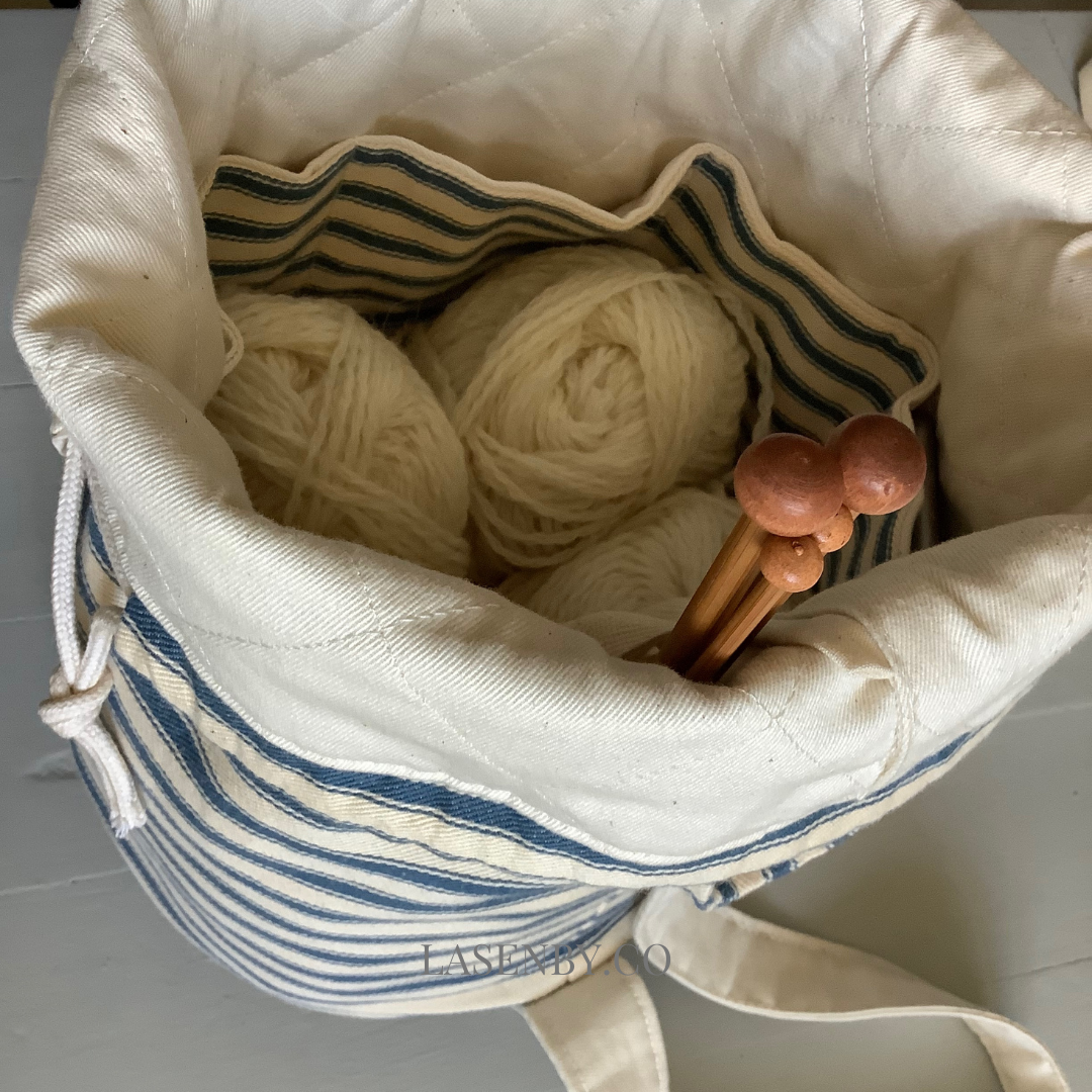 Knitting and crochet bag with pockets